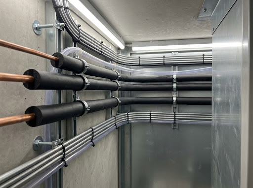 Infraestrutura organizada com tubulação, drenagem e condução técnica para climatização.